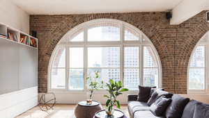 Bývalá továreň na čaj sa premenila na slnečný byt v minimalistickom štýle