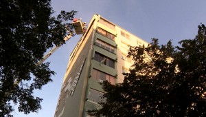 Sídliskom otriasol silný úder. Na miesto boli privolaní hasiči