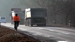 Uzavrú cestu medzi Senicou a Kútmi? Problém pretrváva