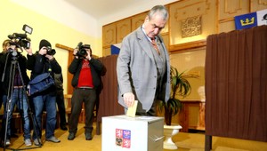 Schwarzenberg hodil do urny lístok bez obálky, jeho hlas je neplatný!