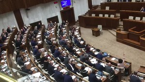 Moratórium na prieskumy sa predlžuje na 50 dní. Poslanci prelomili veto prezidentky