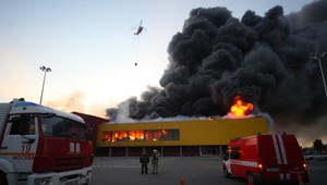 Pre obrovský požiar evakuovali nákupné centrum