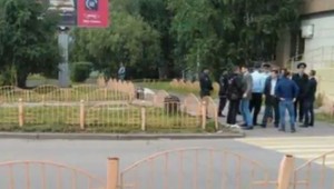 Útočník napadol na ulici nožom okoloidúcich. Dobodal sedem ľudí