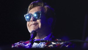 Elton John vulgárne vynadal na koncerte dvom ochrankárom