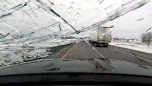 Rozbil vám padajúci sneh a ľad čelné sklo? Takto si uplatníte škodu