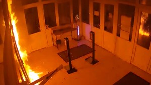 Mladík podpálil školu v Dunajskej Strede. Zachytila ho bezpečnostná kamera