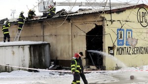 Výbuch v autoservise zranil troch ľudí