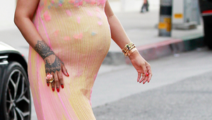 Vyzerala ako obláčik: Na tehotenský štýl tejto prominentnej ženy nemá nikto!