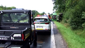 VIDEO: Vážna nehoda pri Detve. Kombajn sa prevrátil do priekopy, vodič (36) zostal zakliesnený