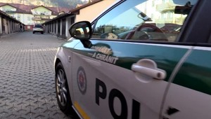 Mladý pár našli mŕtvy v garáži. Obaja sedeli v aute