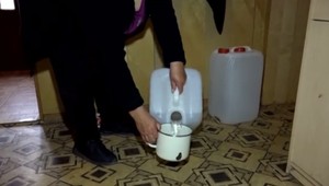 Obyvatelia bytovky v Trnave sú bez pitnej vody. Nový majiteľ pozemku ich odpojil