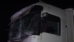 Zrážka kamiónu a autobusu plného cestujúcich