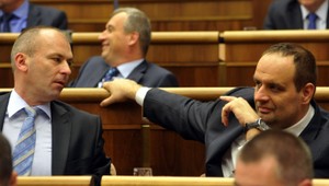 Poslanci sa dohadujú o zmene ústavy i zdravotníctve