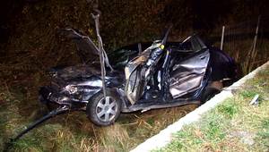 Vážna autonehoda na R1. Auto sa niekoľkokrát prevrátilo a skončilo na streche mimo cesty