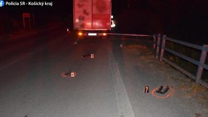 Dôchodcu na ceste si v tme nevšimol 60-ročný vodič. Zrážku neprežil