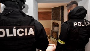 Falošné doklady a zamestnávanie načierno. Polícia pri razii na západnom Slovensku zadržala Srba a troch Ukrajincov