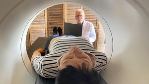 Protónová terapia: Nová šanca, ako liečiť kĺby bez operácie a tabletiek