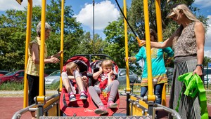 V Petržalke otvorili prvé inkluzívne detské ihrisko pre zdravotne znevýhodnené deti