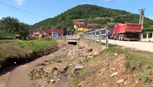 Veľké upratovanie po povodni v Petrovanoch: Ľudia ratovali autá, sedačky aj mrazáky s mäsom