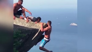 Muž visel z útesu, nemal silu dostať sa naspäť