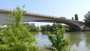 Komárno čaká dopravné divadlo. Čiastočne zatvorený most vyznačia až po troch týždňoch