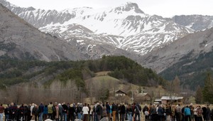 Vyšetrovatelia získali z miesta pádu lietadla 78 vzoriek DNA