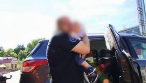 Otec si zamkol v aute dieťa, zachraňovali ho banskobystrickí hasiči