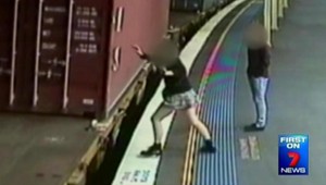 VIDEO. Žena skočila pod vlak, prežila!