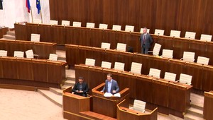 Poslanecké prázdniny sa skončili, lavice v parlamente sa zapĺňajú