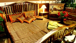 Nevidiaci chlapec vyrába nábytok motorovou pílou