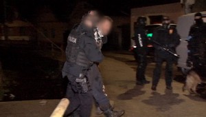 Nočný zásah kukláčov. Muž sa mal pohádať s manželkou a zabarikádovať so zbraňou v dome