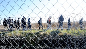 Auto s migrantmi spadlo z útesu, vodič nereagoval na výzvy polície