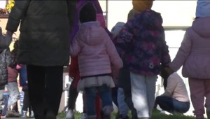 Učiteľka materskej školy nafúkala viac ako dva a pol promile. Na prechádzke s deťmi ledva stála