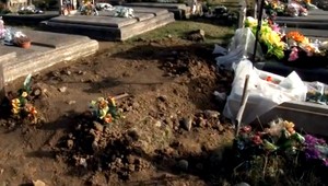 Eduard pochovával syna, pozostatky jeho príbuzných hrýzli psi