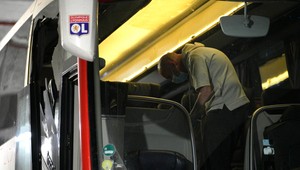 Chuligáni zranili trénera aj asistenta: Polícia má útočníkov na autobus Lyonu