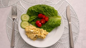 Pomazánka z makrely a domáce pečivo