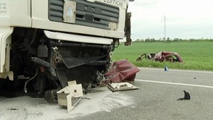 Vodič (†44) vletel rovno pod kamión. Mikrospánok, či infarkt?