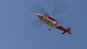 Pád z rebríka. Muž si poranil hlavu aj rebrá