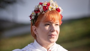 Navliecť sa do kroja je hotová veda: Takto doň obliekali Helenu Krajčiovú!