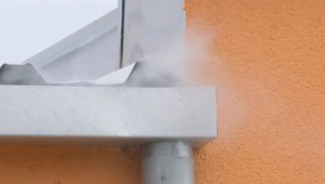 Pri Komárne sa dymilo z viacerých striech. Odhalili tam nelegálne pripojenia na kanalizáciu