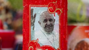 Pápež je na ceste k zotaveniu: Po piatich týždňoch ho prepustia z nemocnice