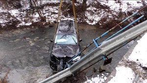 Pri Humennom skončilo auto v potoku. Zasahovali potápači aj ťažká technika