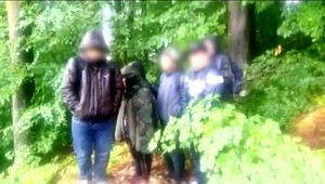 Autentické zábery zo zadržania nelegálnych migrantov z Vietnamu