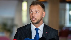 Vláda stojí za Šutajom Eštokom. Návrh na odvolanie považuje za neopodstatnený