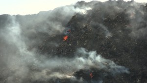 Tisícky ton odpadu v plameňoch: Požiar skládky v Čiernej Vode je pod kontrolou