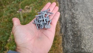 Klince na trati Tour de France! Banda idiotov, hneval sa jazdec