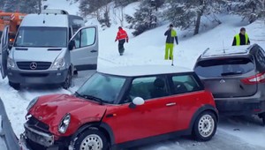 Sneh, dážď a ľad. Päť áut sa zrazilo na ceste z lyžovačky