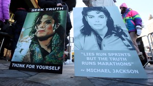 Pedofila na tričkách nechceme! Slávna značka sťahuje kolekciu venovanú Jacksonovi