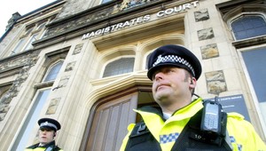 Prípad Slováka obvineného z podpaľačstva v Británii sa zamotáva