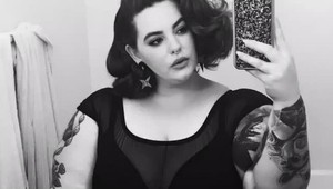 V detstve ju šikanovali, dnes dobýja svetové móla: XXL Američanka uspela aj s kilami navyše